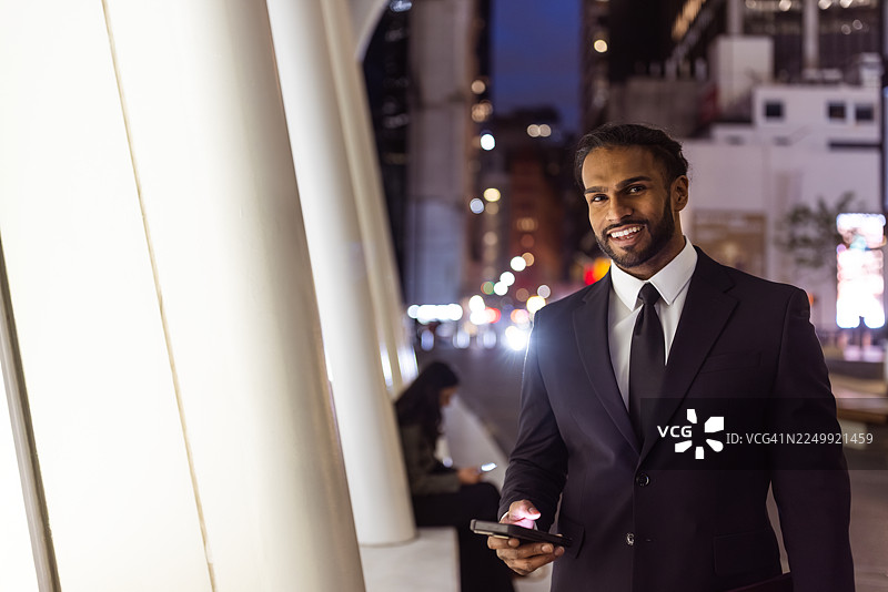 夜晚城市中的商人图片素材