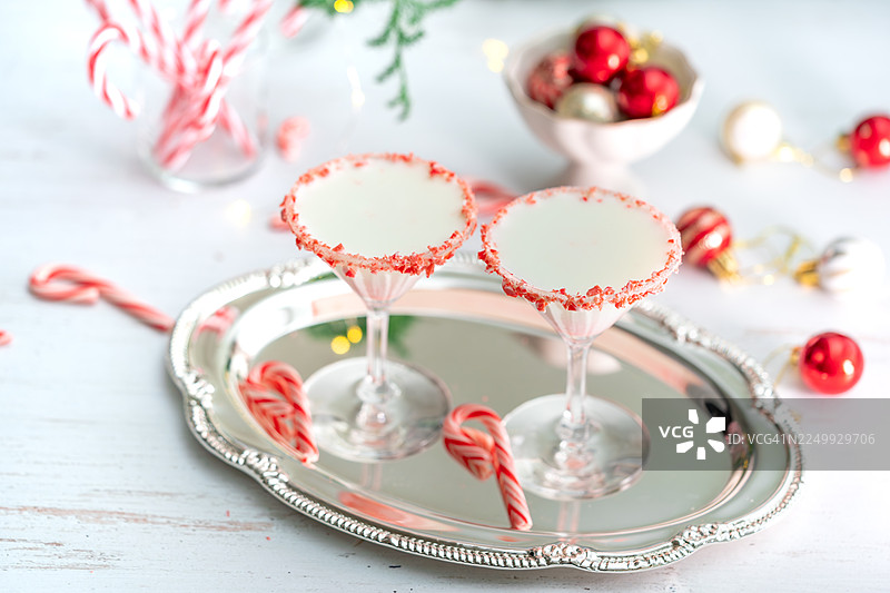 白色巧克力马提尼鸡尾酒配拐杖糖图片素材