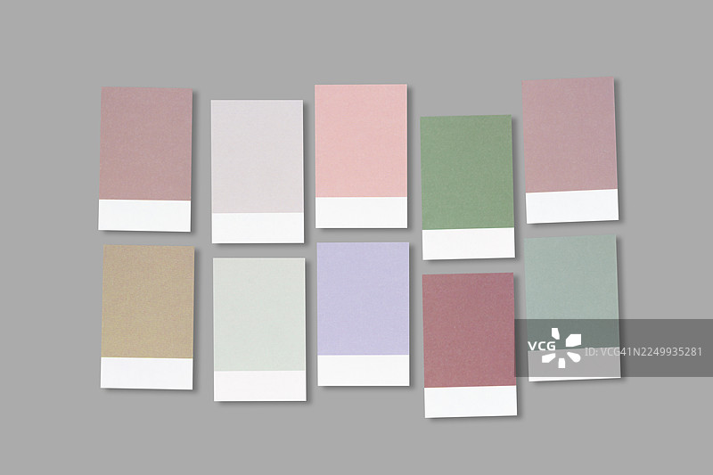 灰色背景上空白的多色便签纸，供您留言或写字。图片素材