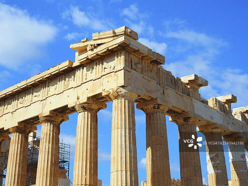 帕特农神庙在雅典卫城山顶，背景是天空图片素材