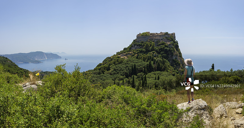 一名女游客从观景点眺望安杰洛卡斯特罗要塞图片素材
