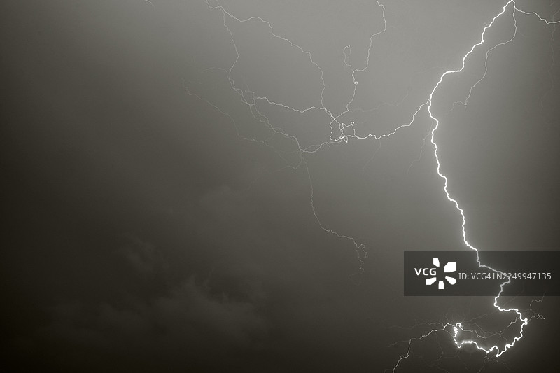 2026年代表色的闪电划过天空，云朵洁白图片素材