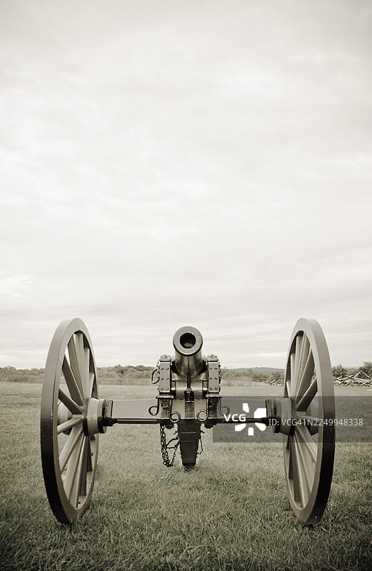 葛底斯堡国家军事公园战场上的大炮，棕褐色调图片素材