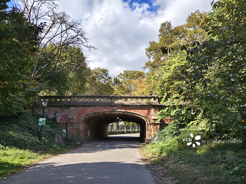 秋季时节，曼哈顿/纽约市中央公园的滴水岩拱门图片素材