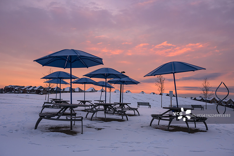 加拿大安大略省万锦市，一场大雪过后，新建的社区公园迎来壮丽的日出图片素材