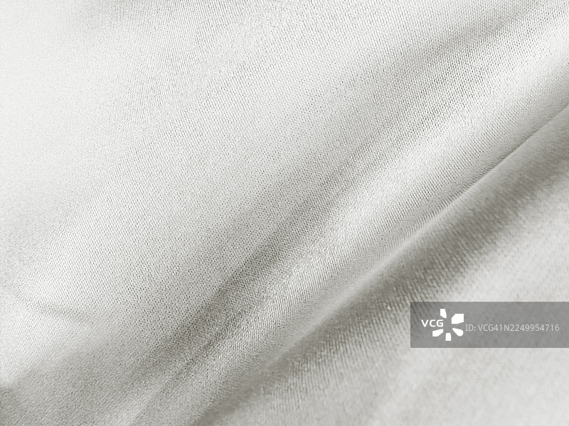 柔软的白色织物特写纹理，带有柔和的褶皱和微妙的阴影图片素材