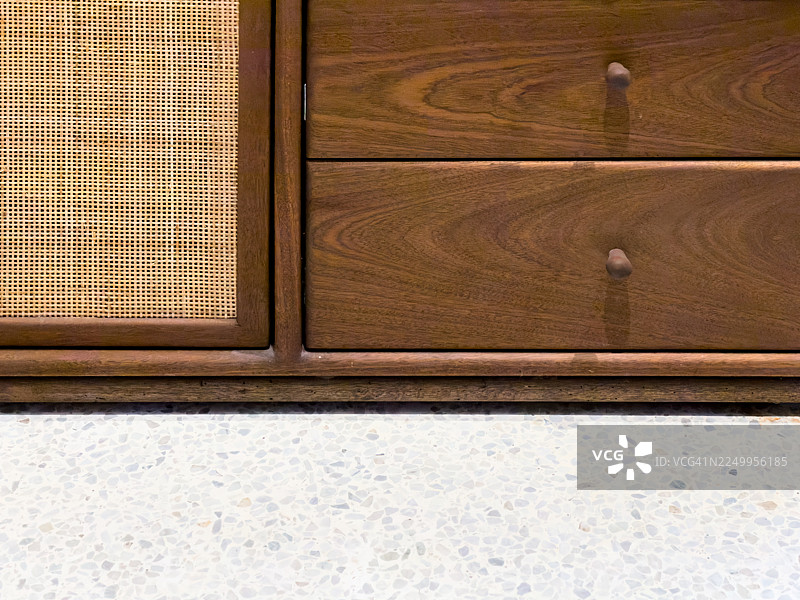带编织面板的木制橱柜图片素材