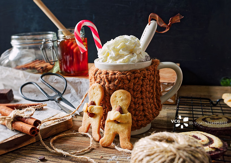 正面的马克杯，聚焦于拐杖糖和鲜奶油，柔和的光线，在家庭厨房图片素材