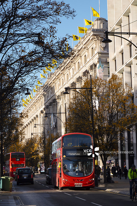 红色伦敦巴士和出租车在牛津街上，望向西方自ridges百货公司图片素材