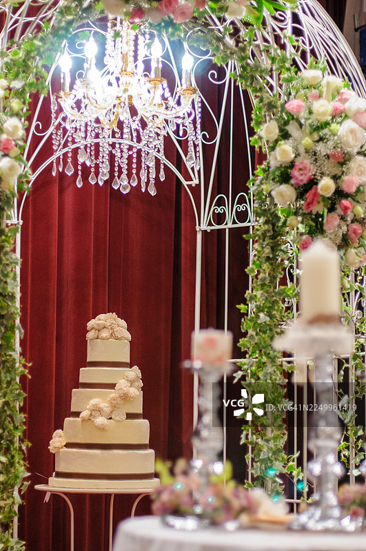 鸟笼里的五层婚礼蛋糕图片素材