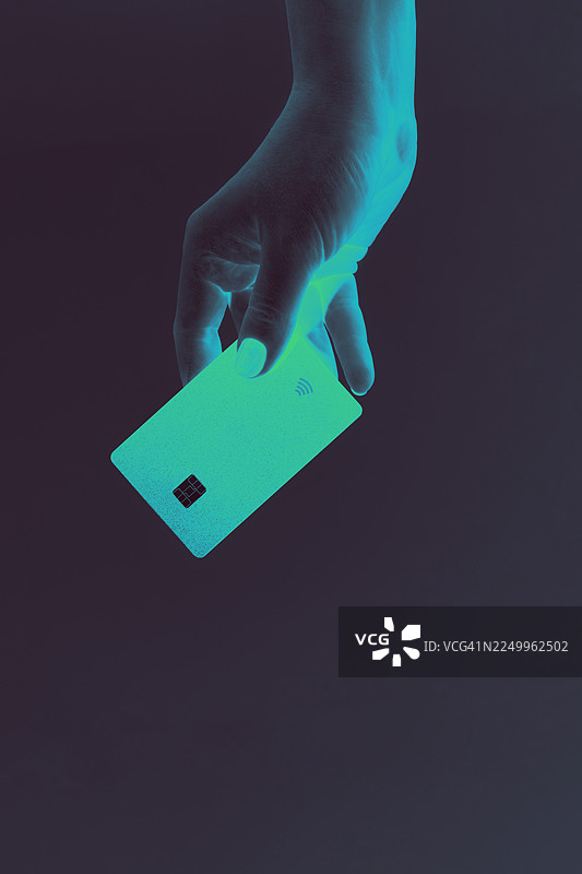 女性手持信用卡，现代霓虹渐变色图片素材
