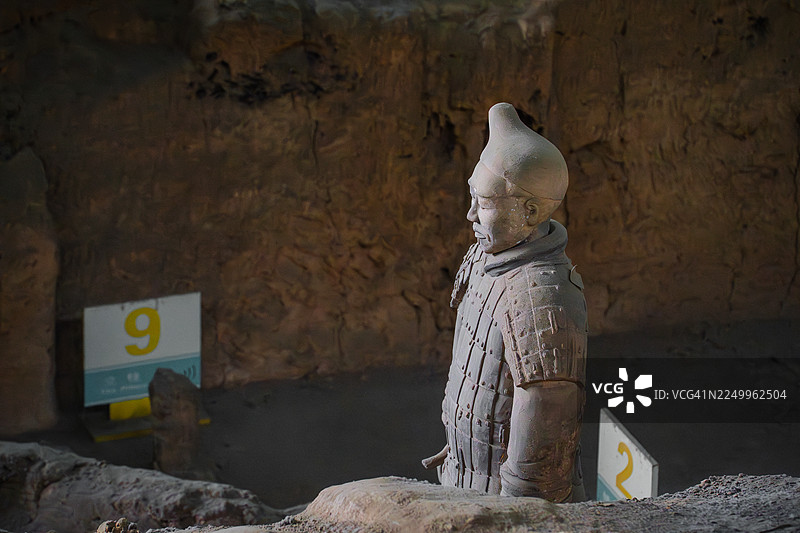 单独的兵马俑雕像在发掘坑中图片素材