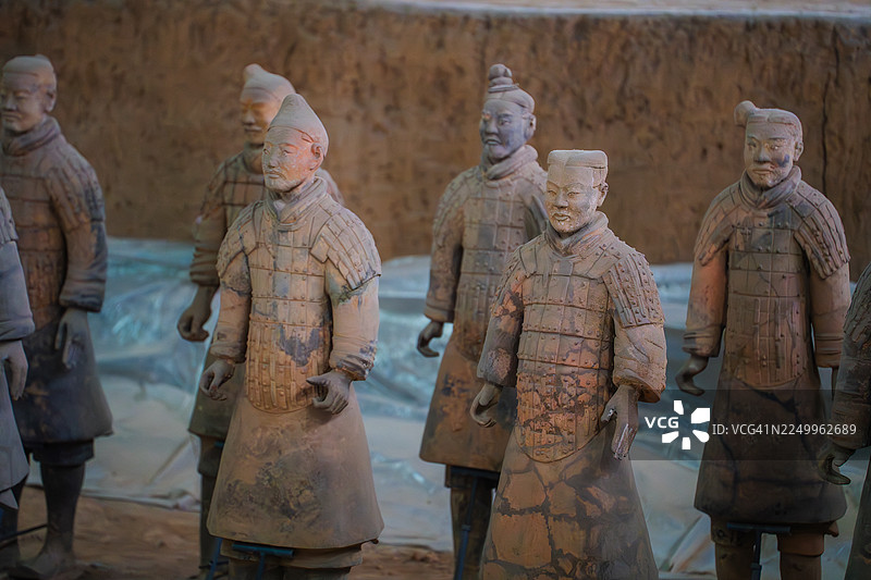 兵马俑在发掘坑中的雕像图片素材