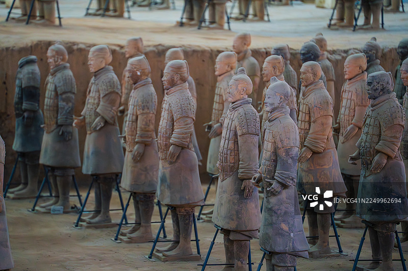 兵马俑在发掘坑中图片素材