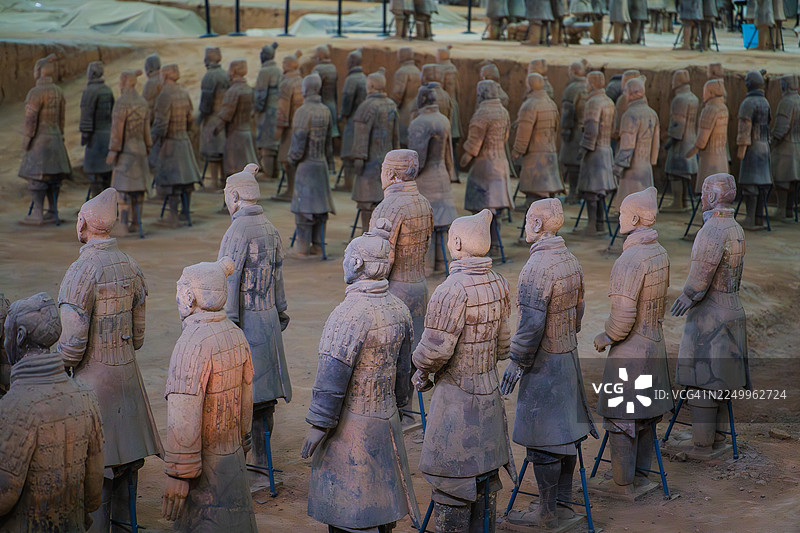 兵马俑在发掘坑中图片素材