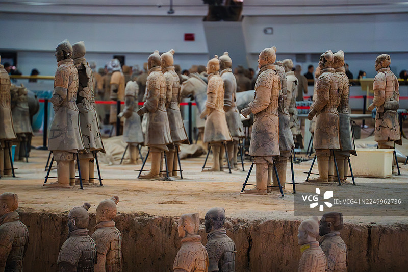 兵马俑出土坑内的陶俑雕塑图片素材