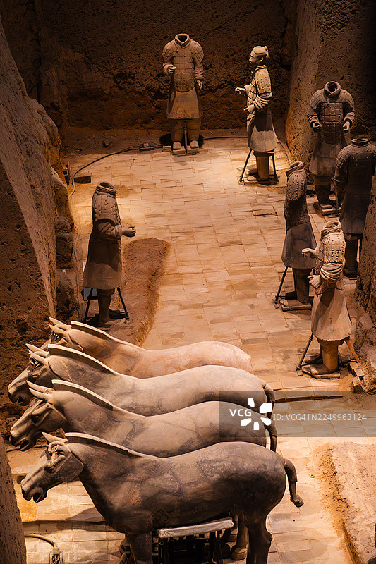 兵马俑在挖掘坑中部分修复图片素材