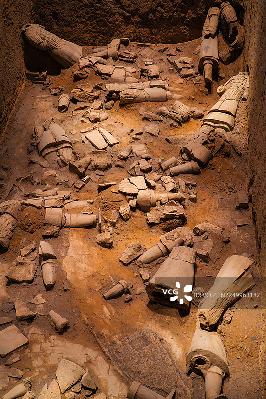 挖掘现场出土的破碎兵马俑图片素材
