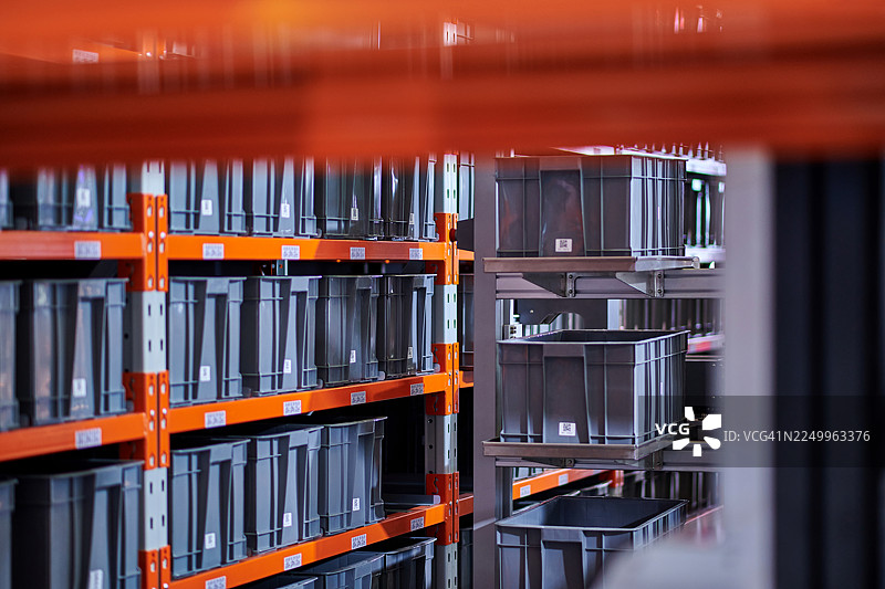 现代无人化工厂里，机器人正在多层货架上搬运商品图片素材