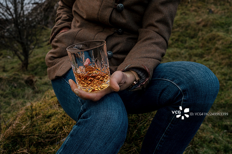 苏格兰卡龙湖畔的苏格兰威士忌图片素材