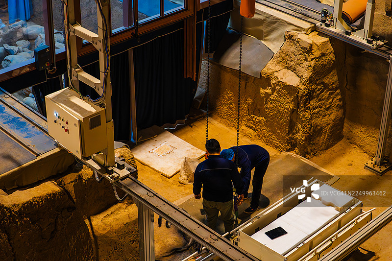 考古学家在室内发掘现场工作图片素材