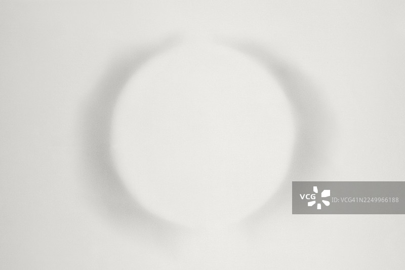 带有圆形领奖台的垂坠丝绸背景。2026年度代表色云白色，宁静、高远而宏伟。图片素材