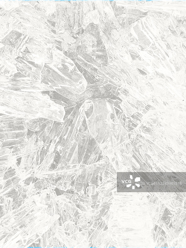 冰霜表面上具有锐利边缘的透明冰晶特写图片素材