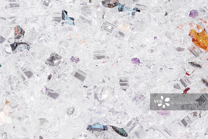 闪耀的冰晶和闪亮的玻璃碎片构成了一个明亮、抽象、闪闪发光的表面图片素材