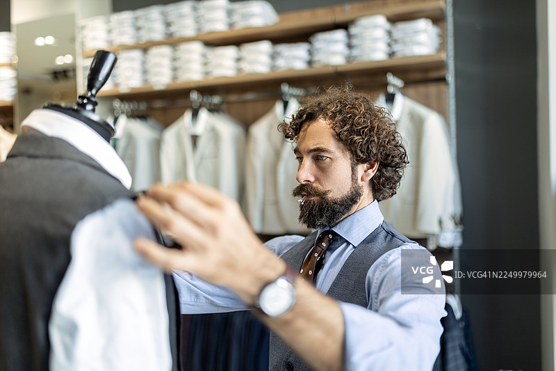 男裁缝在现代设计工作室制作定制西装夹克图片素材