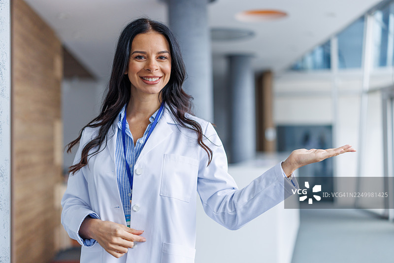 女医生在医院介绍新的医疗保健信息图片素材