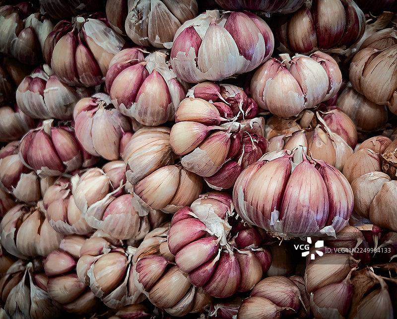 超市里有很多大蒜。全景。图片素材