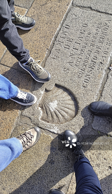 朝圣者站在圣雅各之路的零公里处图片素材