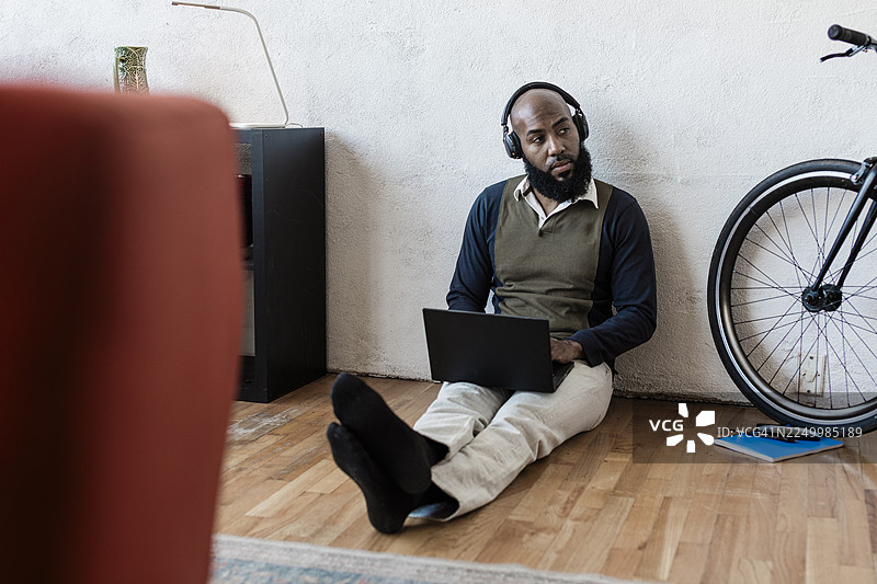 在家用平板电脑阅读的男人图片素材