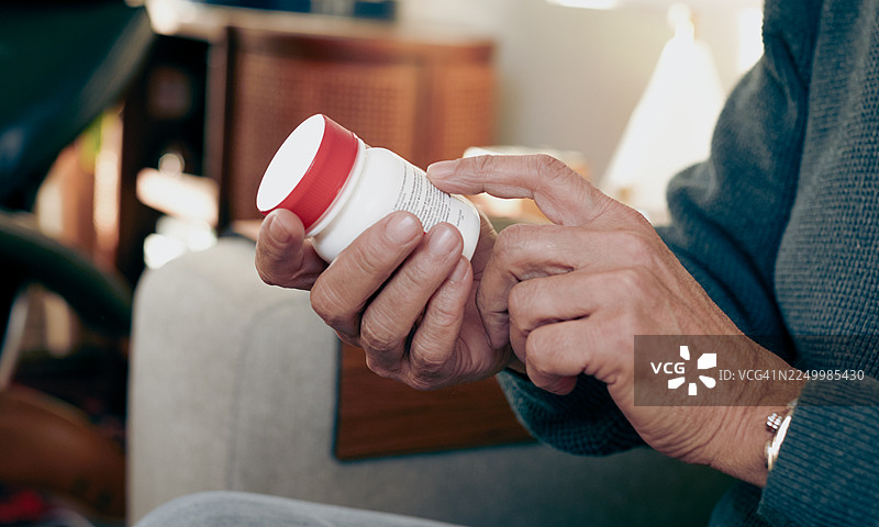 老年男子查看处方标签图片素材