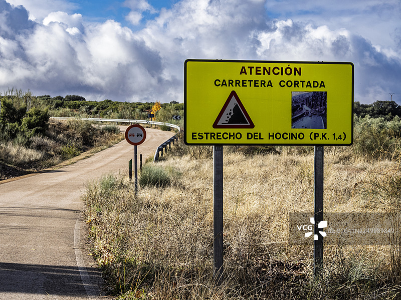 西班牙阿尔瓦塞特因山体滑坡导致道路封闭的警示标志。图片素材