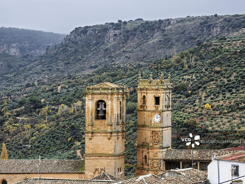 从高处俯瞰阿尔卡拉斯镇的圣三一教堂塔楼和塔尔东塔楼，位于阿尔瓦塞特。图片素材