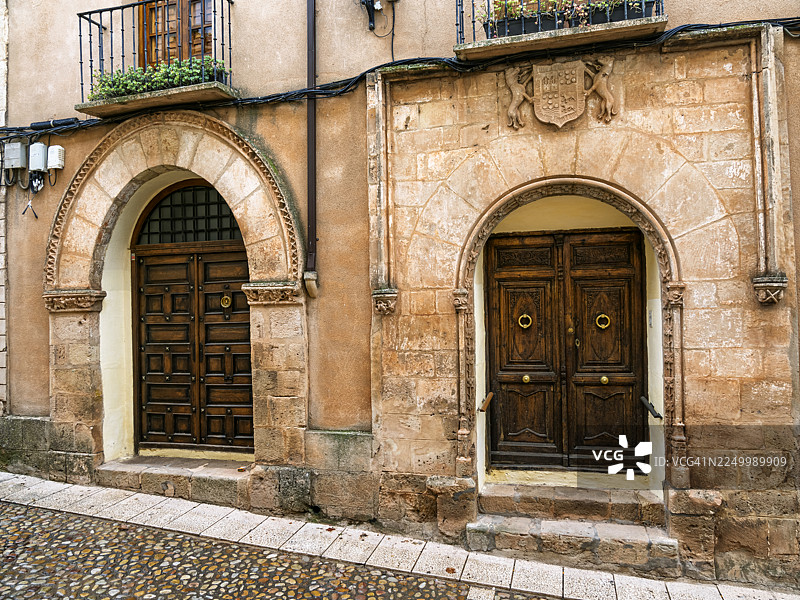 中世纪建筑的古老门扉。阿尔卡拉斯市（阿尔瓦塞特省）一条拥有中世纪建筑的古老街道。图片素材