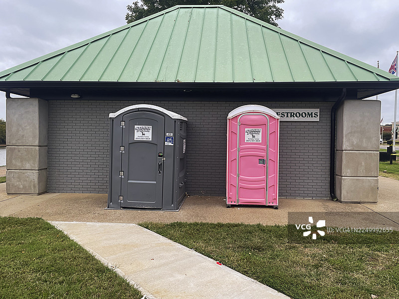 公园里对比鲜明的移动厕所图片素材