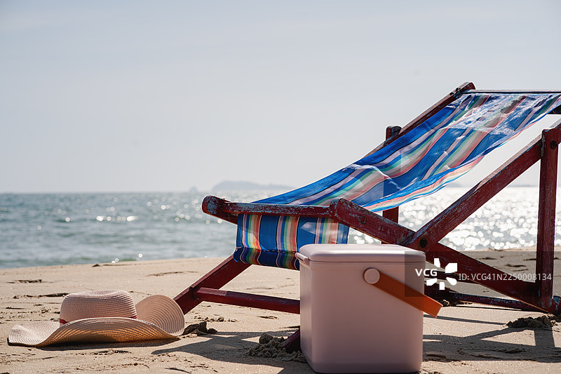 海边的椅子和冰桶，准备好迎接悠闲的一天图片素材