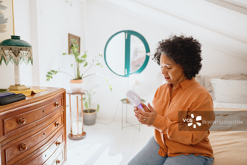 中年女性在家中经历潮热图片素材