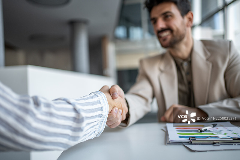 商务伙伴握手达成成功交易图片素材