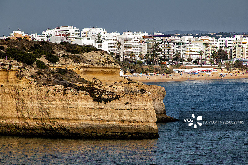 从诺萨·塞尼奥拉·达罗沙悬崖上看到的阿尔马桑·德·佩拉的白色建筑图片素材