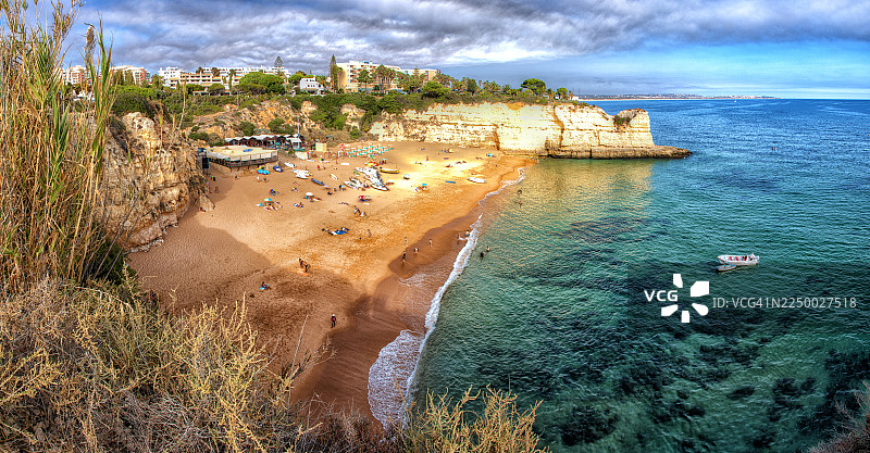 葡萄牙罗沙圣母小教堂附近悬崖上的海滩全景图图片素材