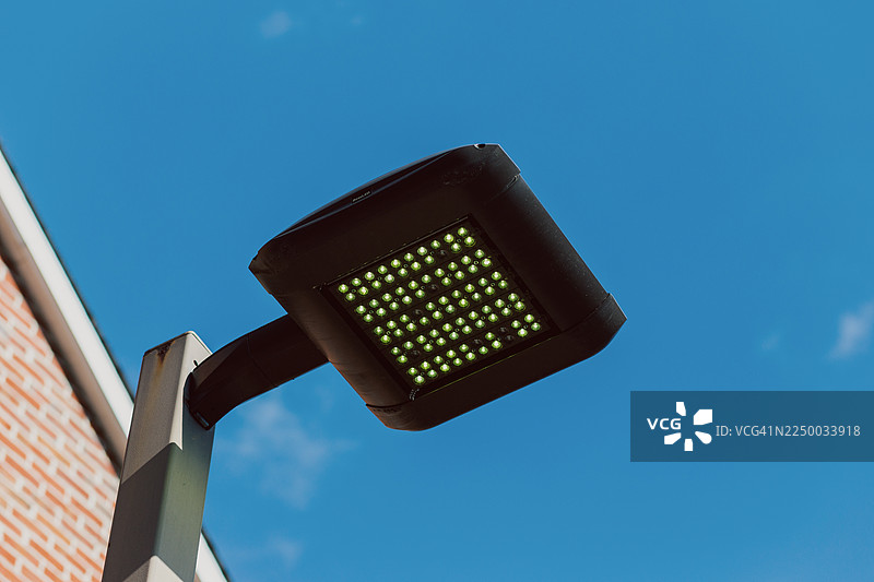 蓝天下的停车场LED灯照明图片素材