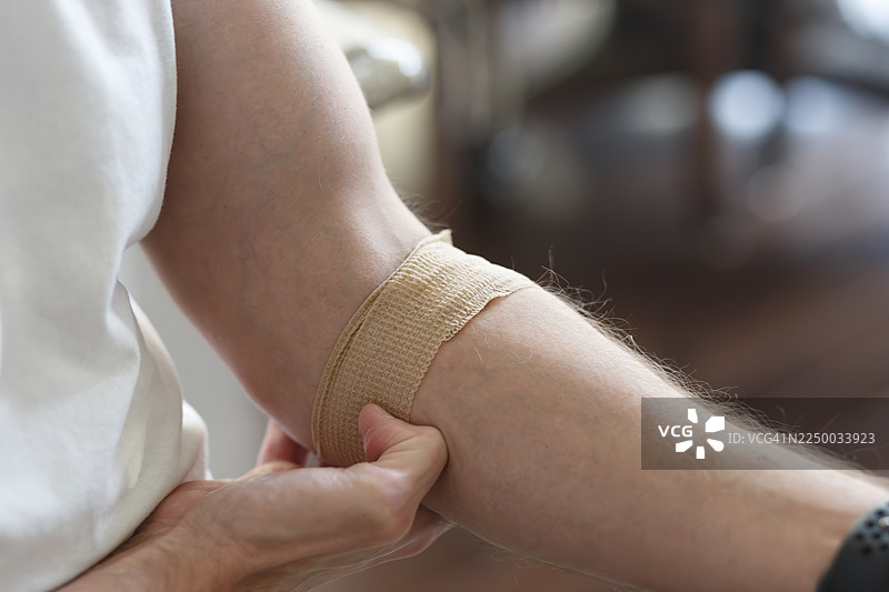 男子手臂缠着绷带图片素材