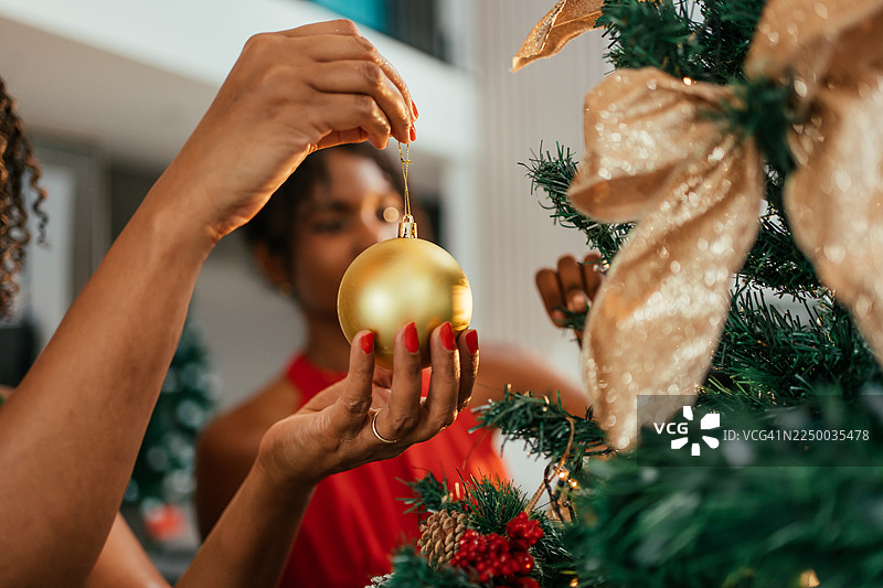 圣诞树上圣诞装饰球的细节。图片素材