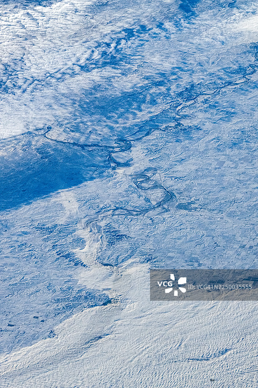 冬季河流冰封的景观图片素材