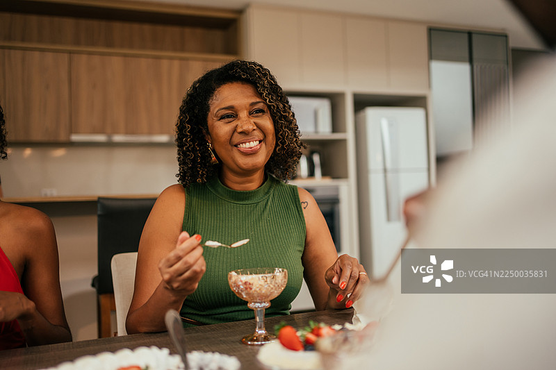 一家人享用圣诞晚餐图片素材