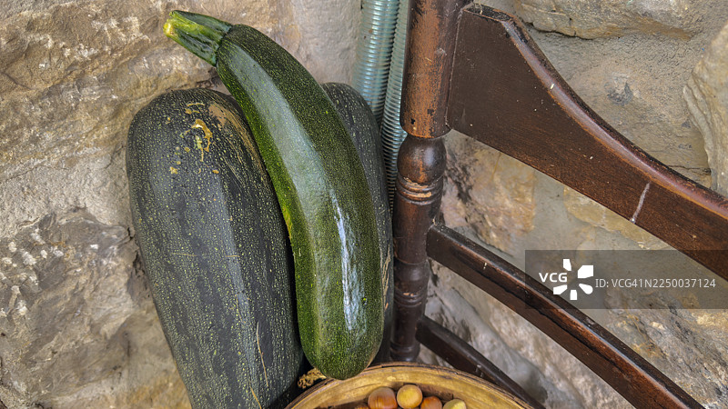 农场新鲜的西葫芦，带有自然的表面纹理图片素材