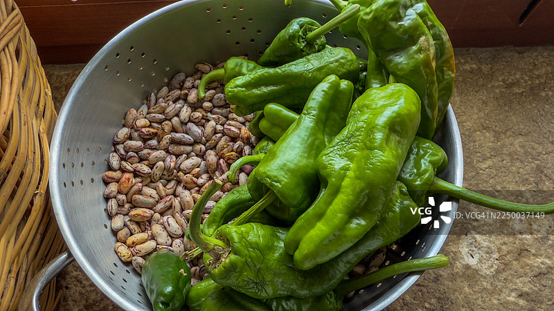漏勺里的新鲜青椒和干豆图片素材